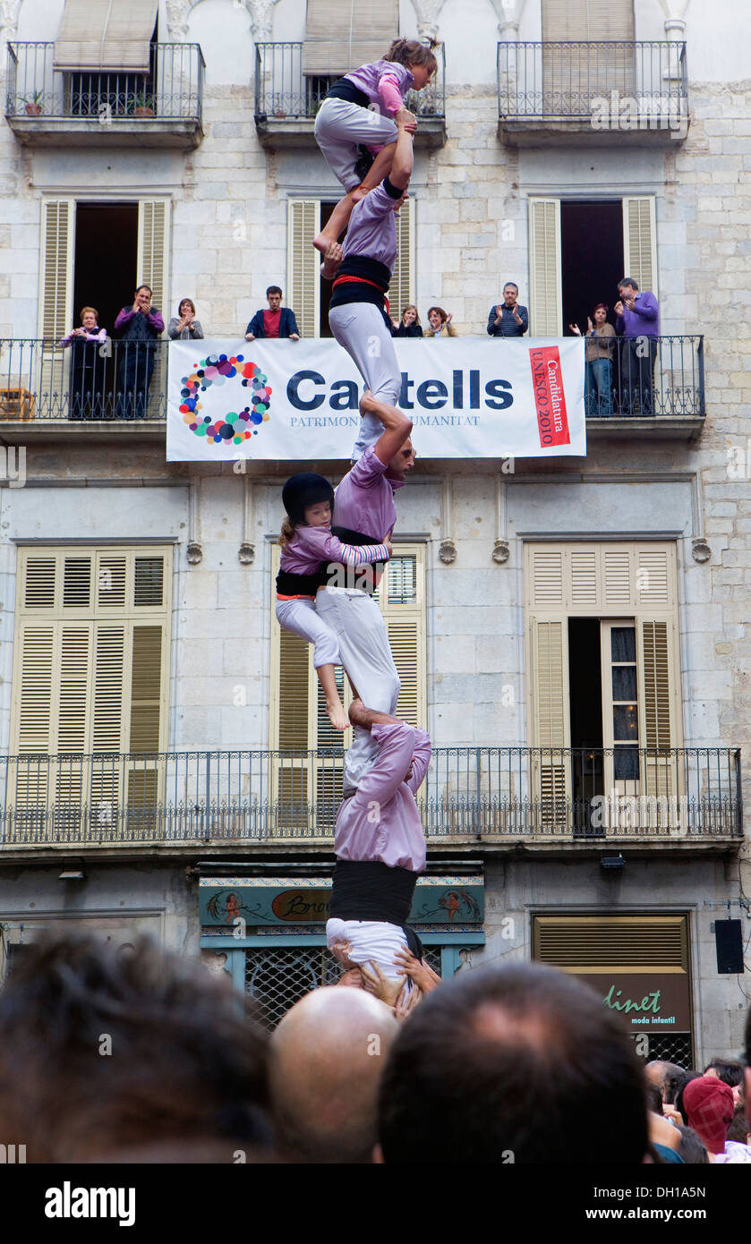 Minyons de Terrassa.'Castellers' edificio torre humana.Fires i Festes de Sant Narcis.Plaça del Vi.Girona.España Foto de stock