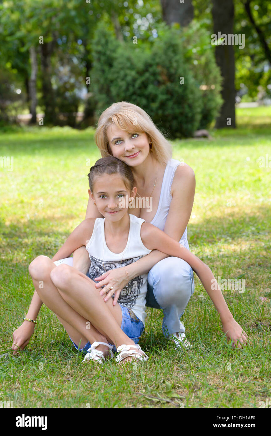 Madre e hija se encuentra en el jardín Foto de stock