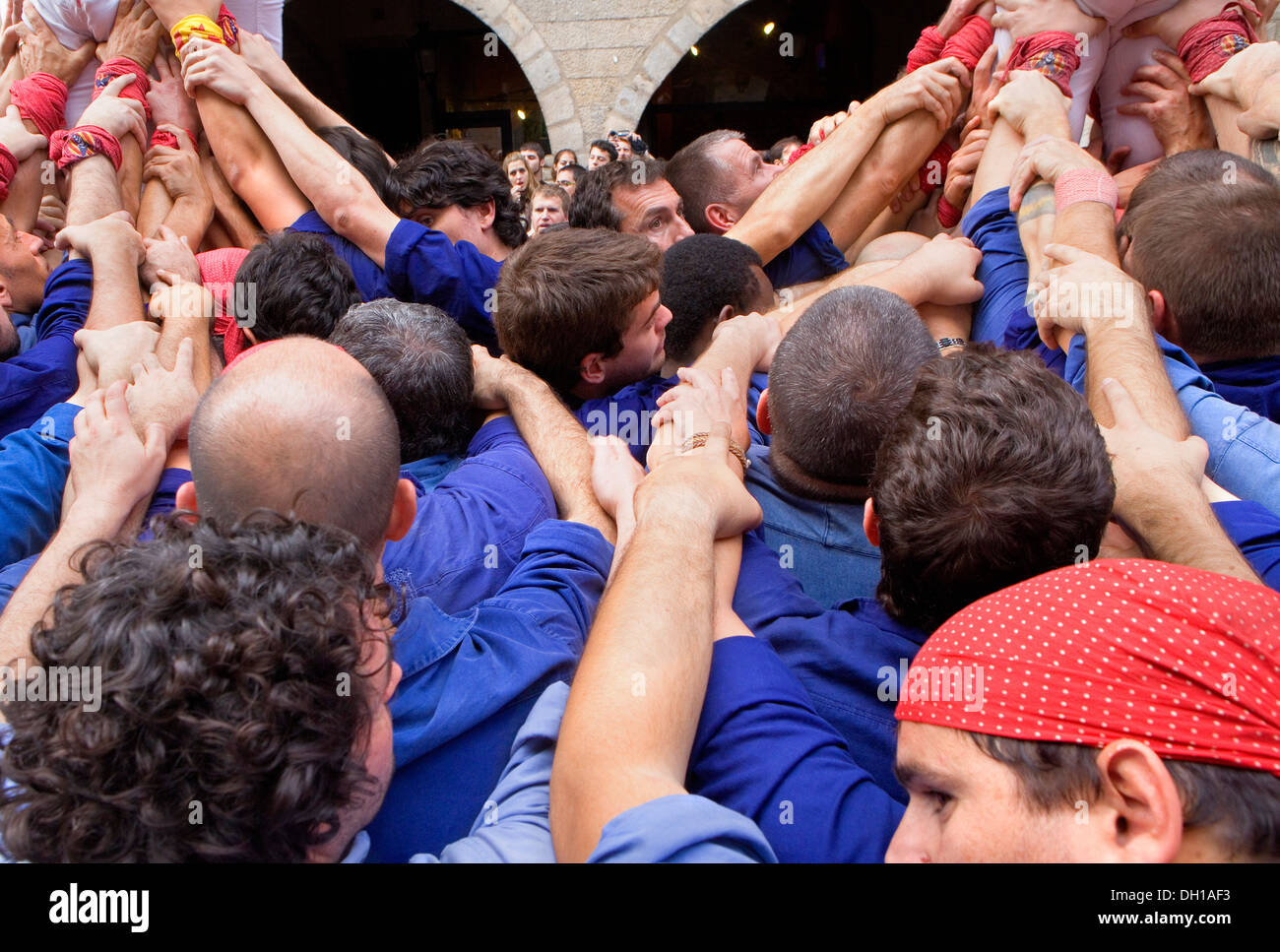 Capgrossos de Mataró.'Castellers" Construyendo torres humanas, una tradición catalana Foto de stock
