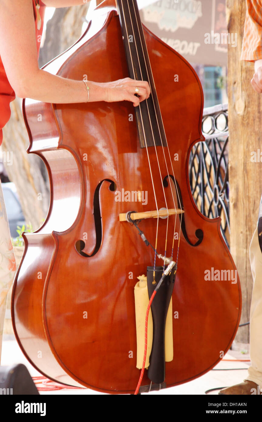 Bass violin player fotografías e imágenes de alta resolución - Alamy