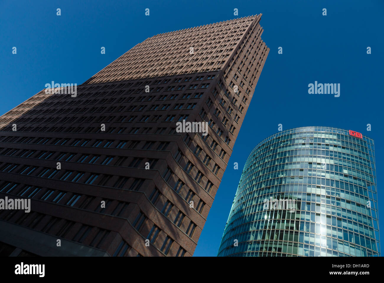 Potsdamer Platz. La sede de la Deutsche Bahn (principal estación de operador) y Kollhoff-Tower Foto de stock