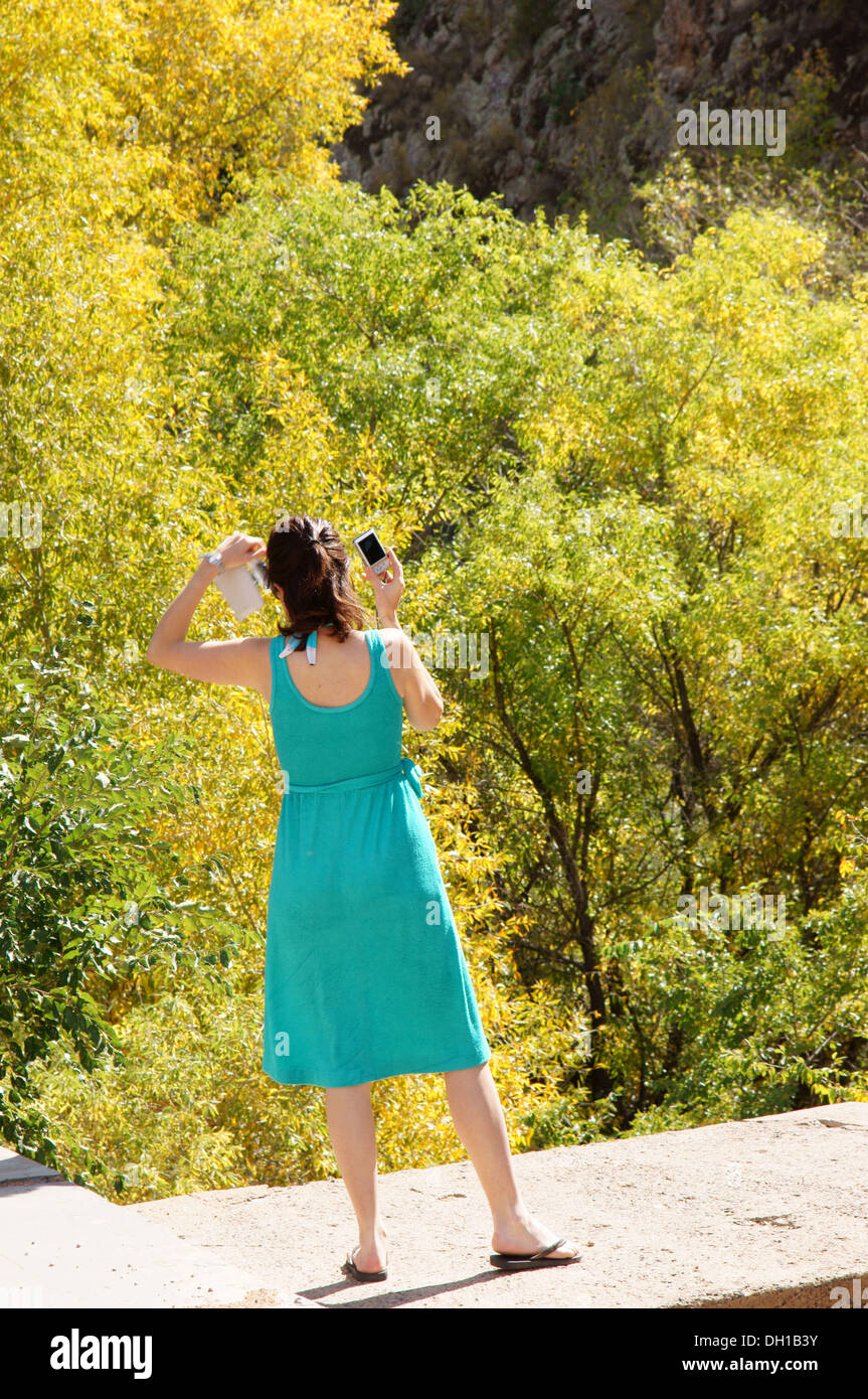 Fotógrafo femenina tomando imagen en woods outdoors persona adulta mujer madura chica humano aptitud Arte Foto de stock