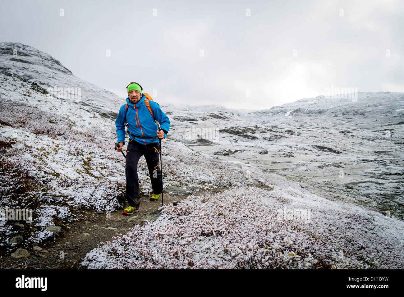 Velocidad hombre trekking por senderos nevados, Noruega, Europa Fotografía  de stock - Alamy