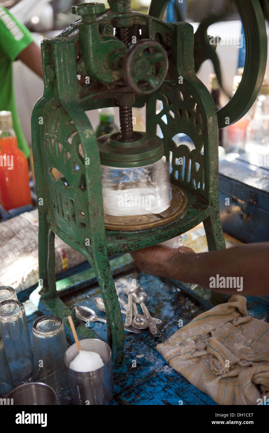 Máquina trituradora de hielo, konkan chaul alibaugh Raigadh Maharashtra India Asia Foto de stock