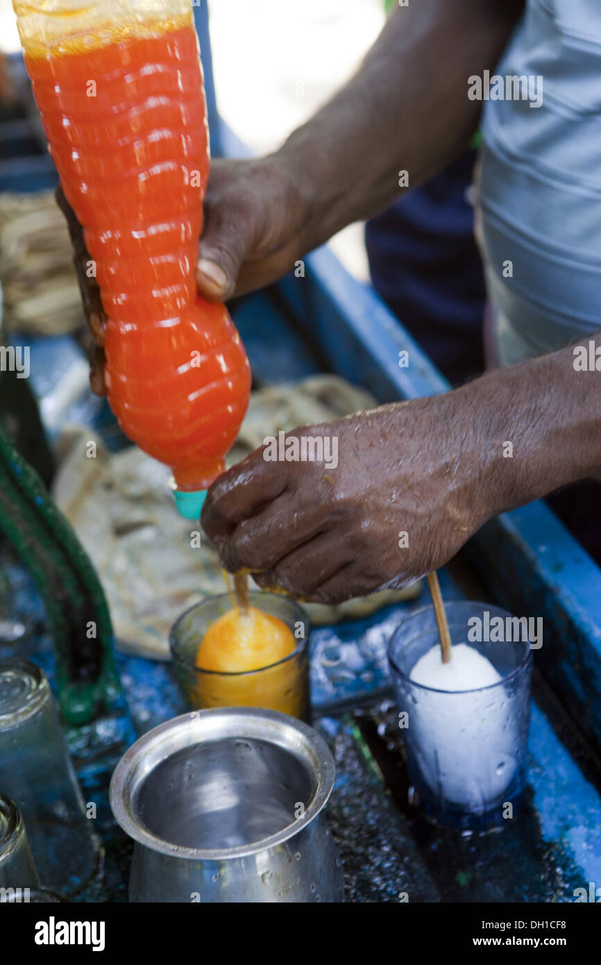 El hombre hacer hielo candy konkan chaul alibaugh Raigadh Maharashtra India Asia Foto de stock