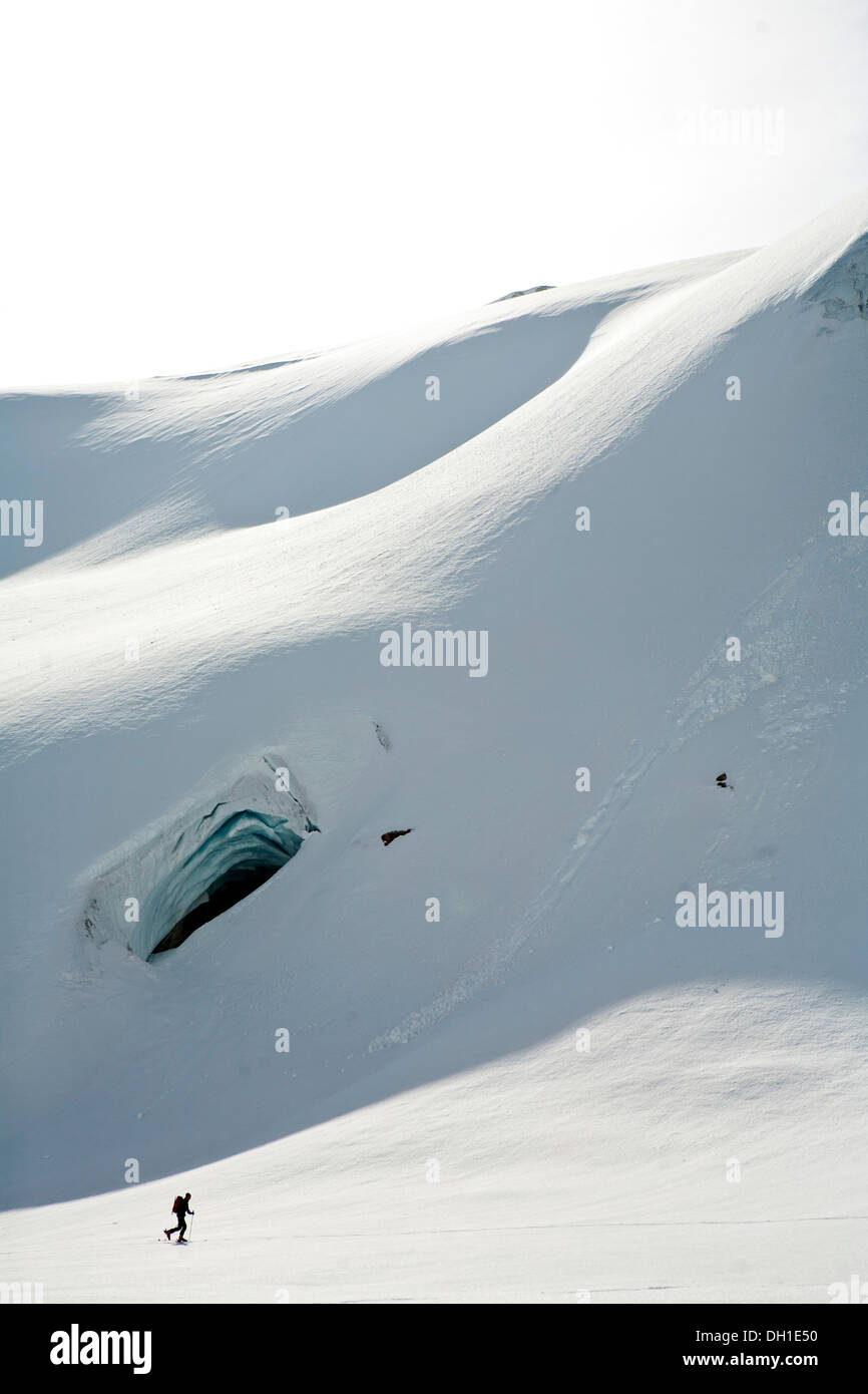 Hombre ski junto Pers glaciar, Austria Foto de stock