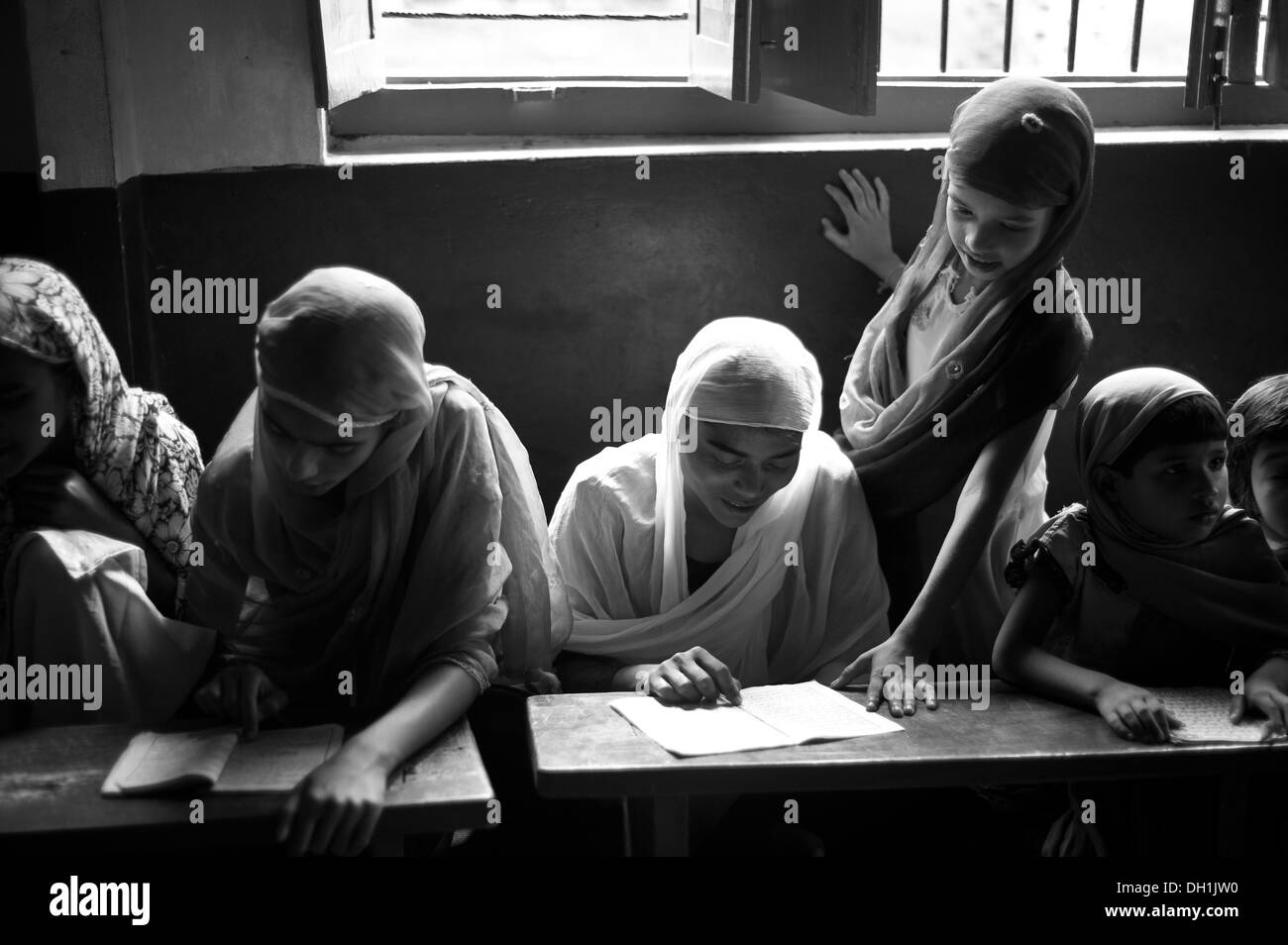Las niñas musulmanas aprendiendo lecciones en la escuela islámica en Uttar Pradesh, India Asia Foto de stock