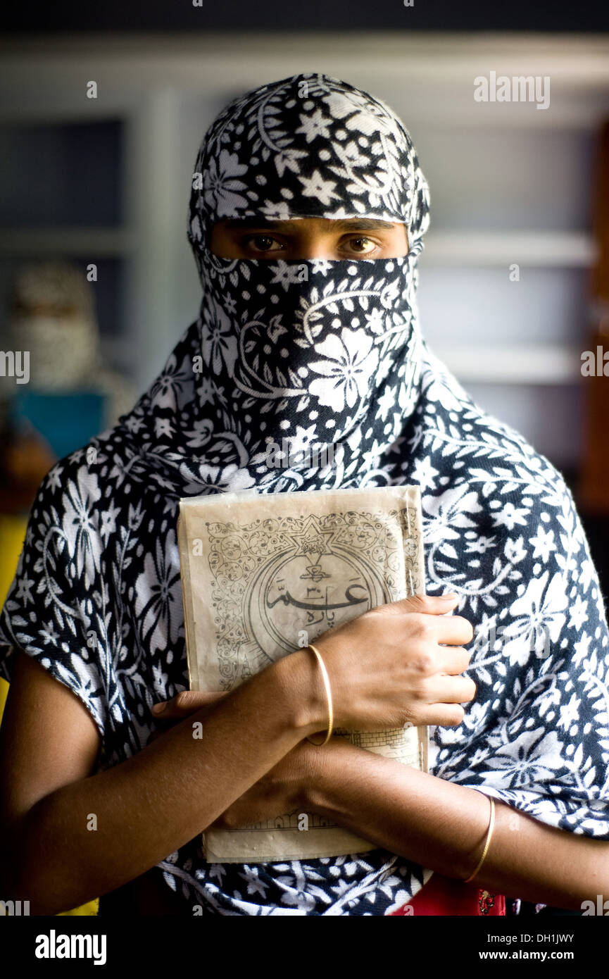 Chica musulmana con el libro en la escuela islámica en Uttar Pradesh, India Asia Foto de stock