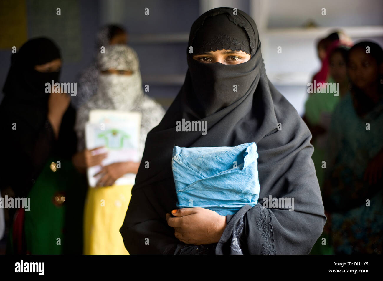 Las niñas musulmanas con el libro sagrado en la escuela islámica en Uttar Pradesh, India Asia Foto de stock