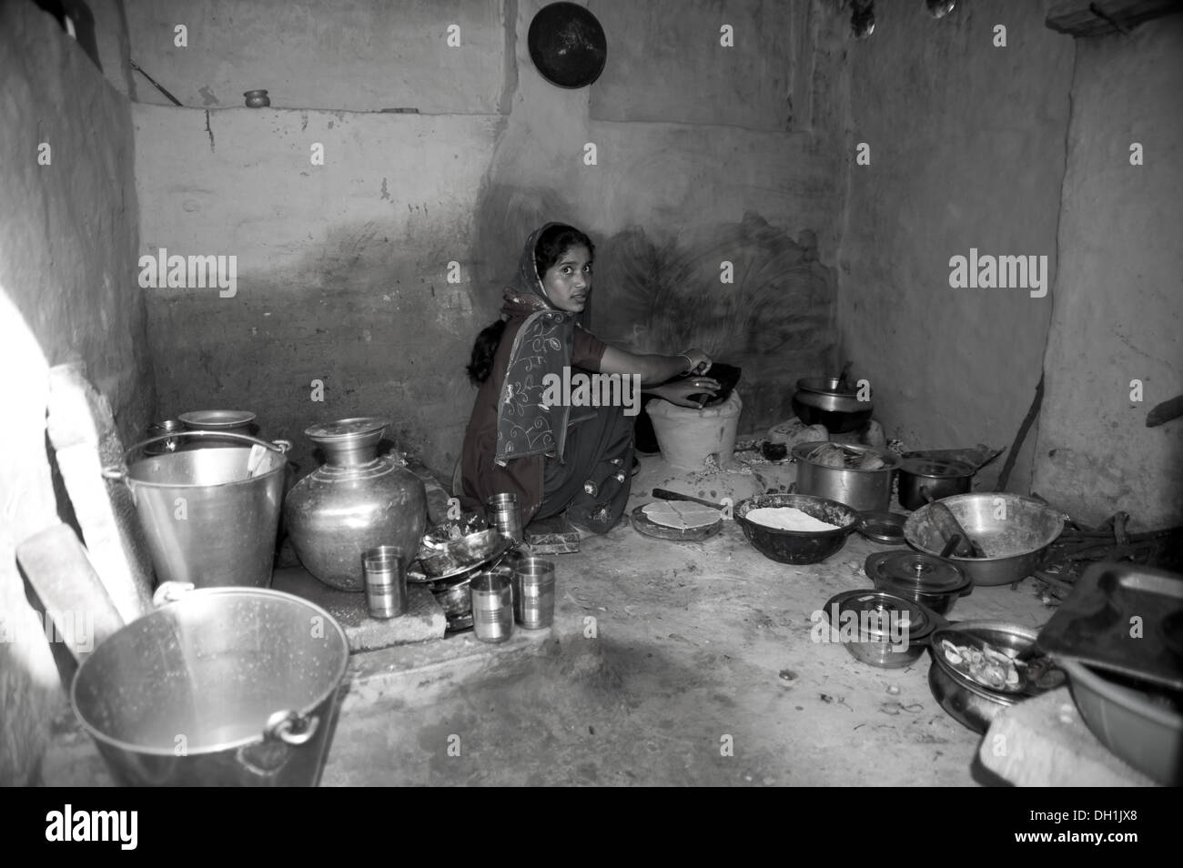 Aldea rural india chica en cocina en Uttar Pradesh, India Asia Foto de stock