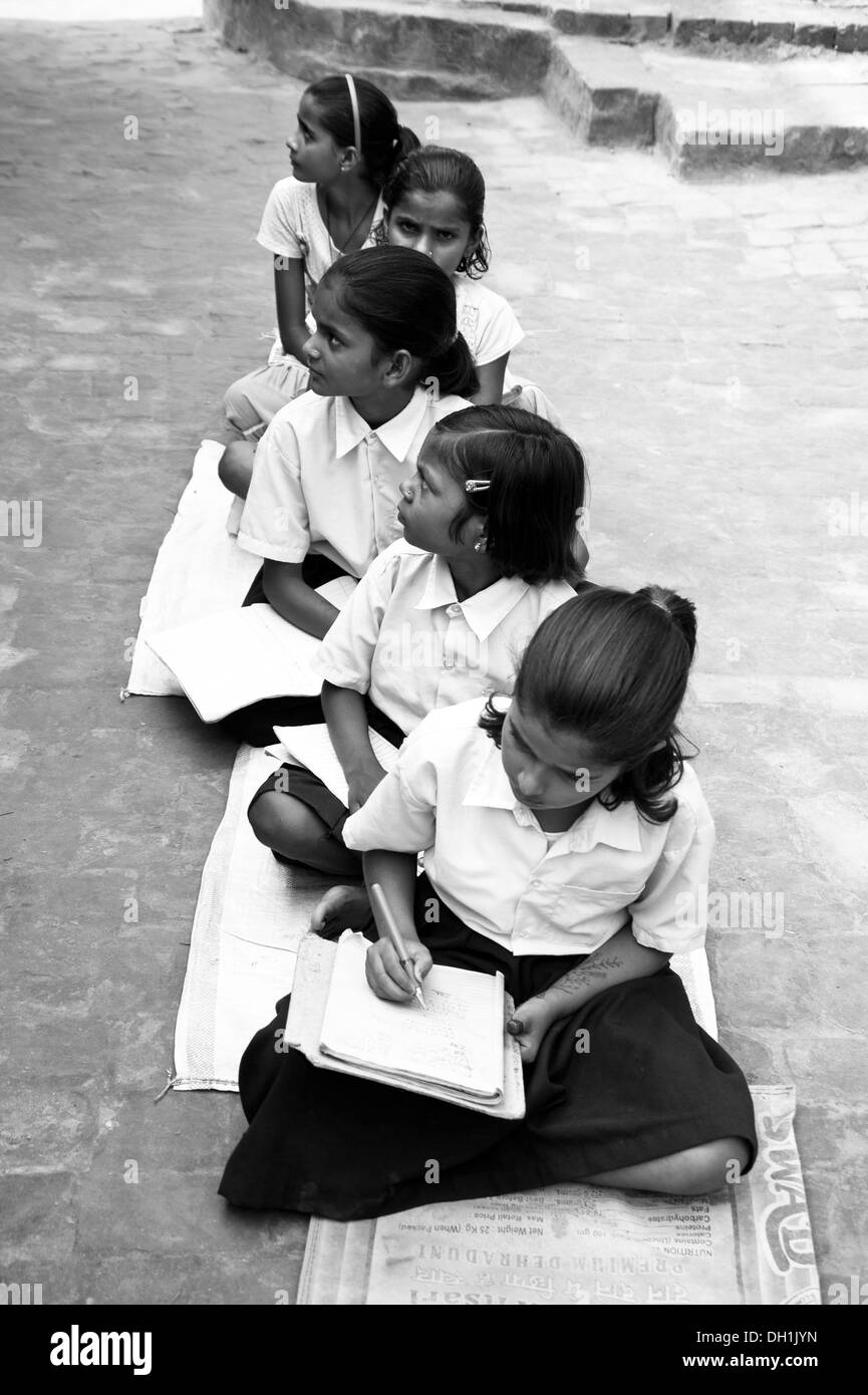 Las niñas en las clases de aprendizaje en las aulas rurales , varanasi , uttar pradesh , India , Asia Foto de stock