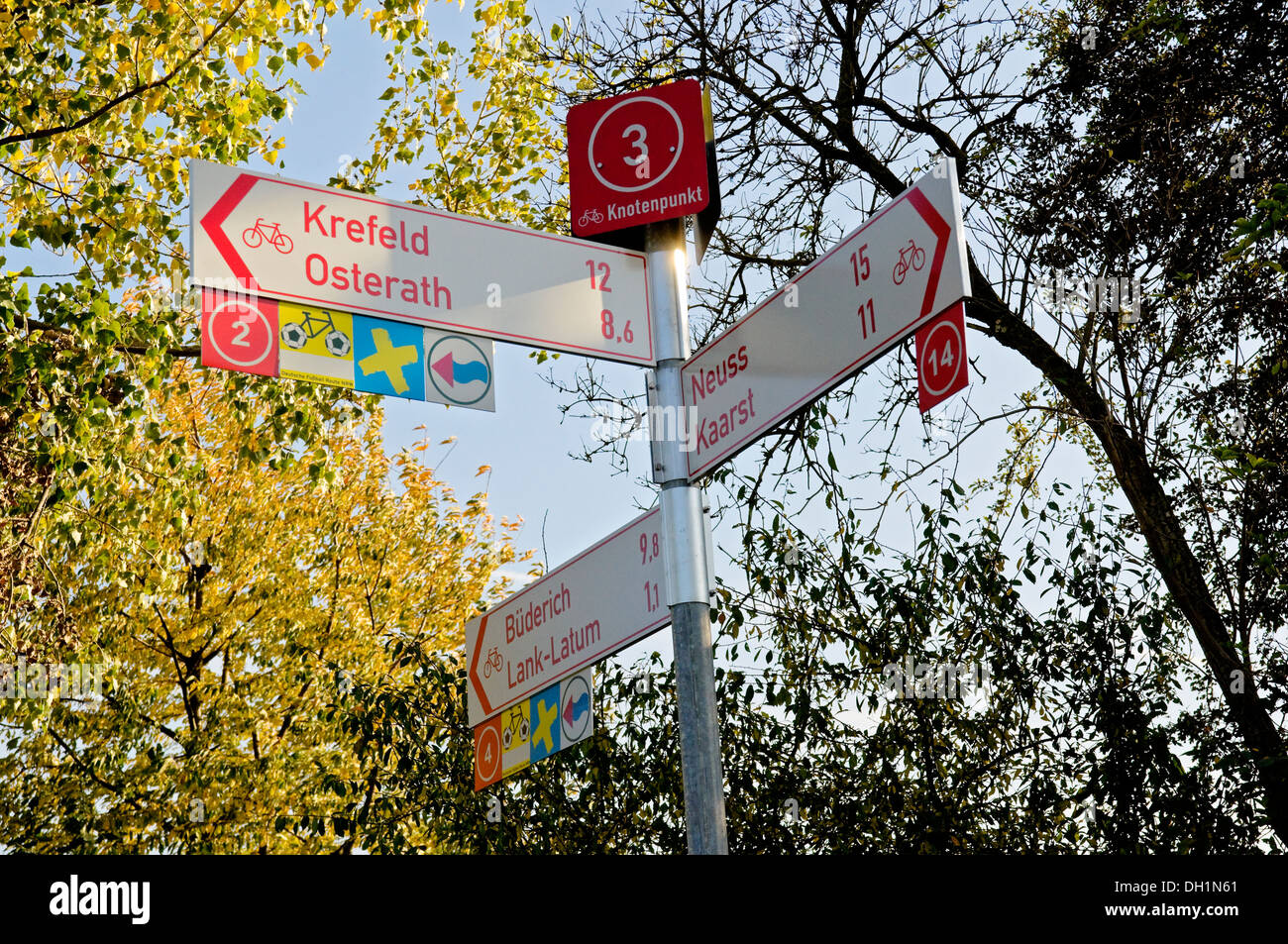 Signo de destino-post sobre cycleway en Meerbusch, NRW, Alemania. Foto de stock