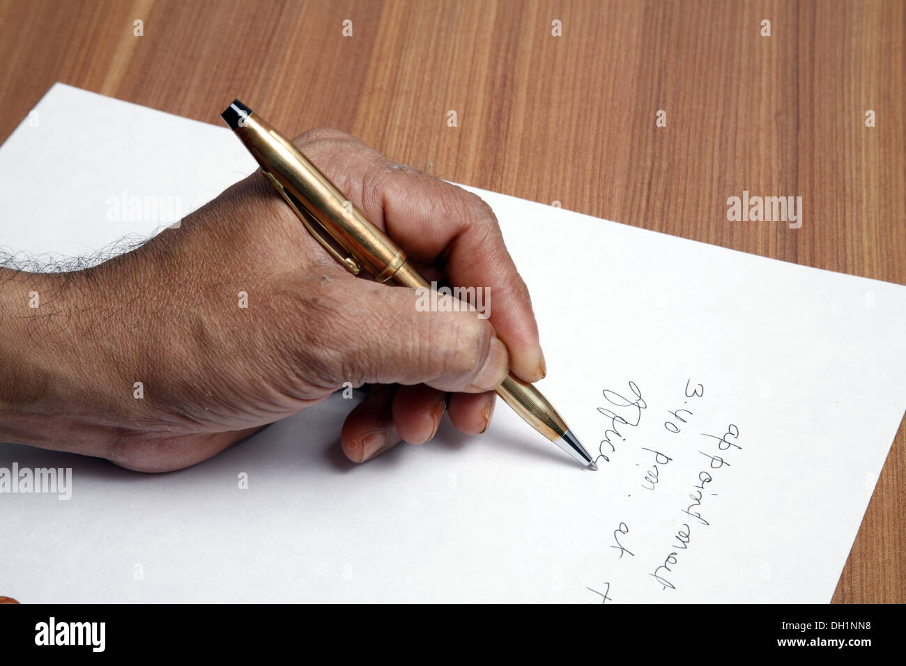 Hombre escrito en inglés sobre papel blanco con PLUMA DE ORO MR#743AD Foto de stock