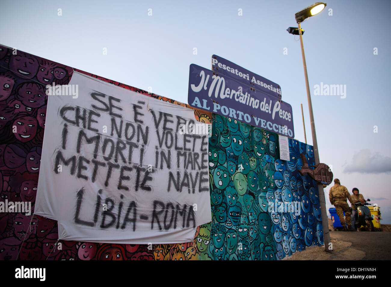 Un banner para los inmigrantes rescatados cerca de Lampedusa, la isla más grande de las Islas Pelagias italiana en el Mar Mediterráneo. Foto de stock