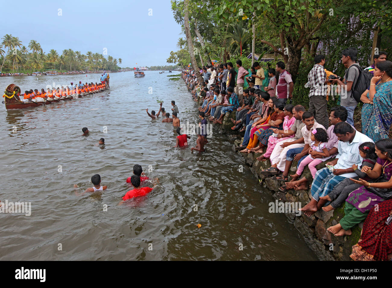 Multitud de personas viendo las carreras de botes en el lago Punnamada en Alleppey Kerala, India Foto de stock