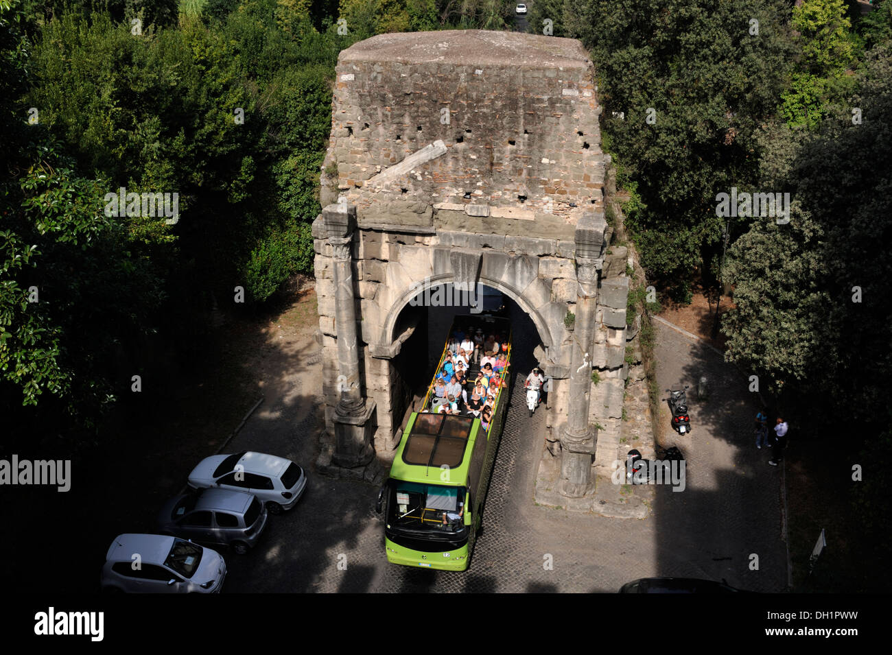 Italia, Roma, Arco di Druso, Arco de Drusus, antigua puerta romana, acueducto de la Aqua Antoniniana (siglo III dC) y autobús turístico Foto de stock