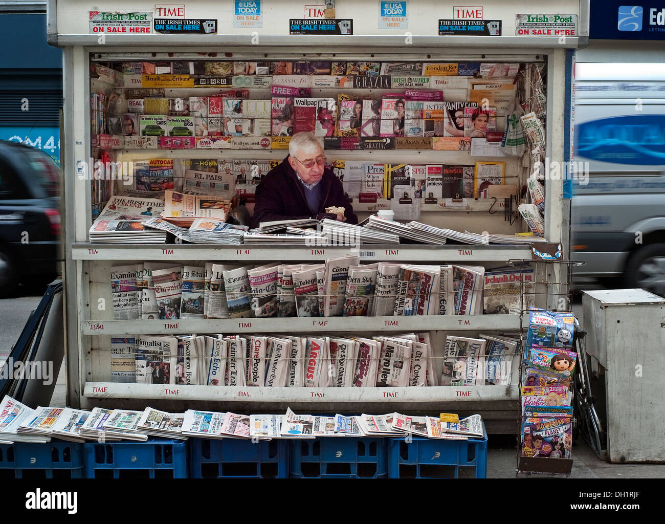 Vendedores de periódicos kiosco de la calle Camden Parkway Fotografía de  stock - Alamy