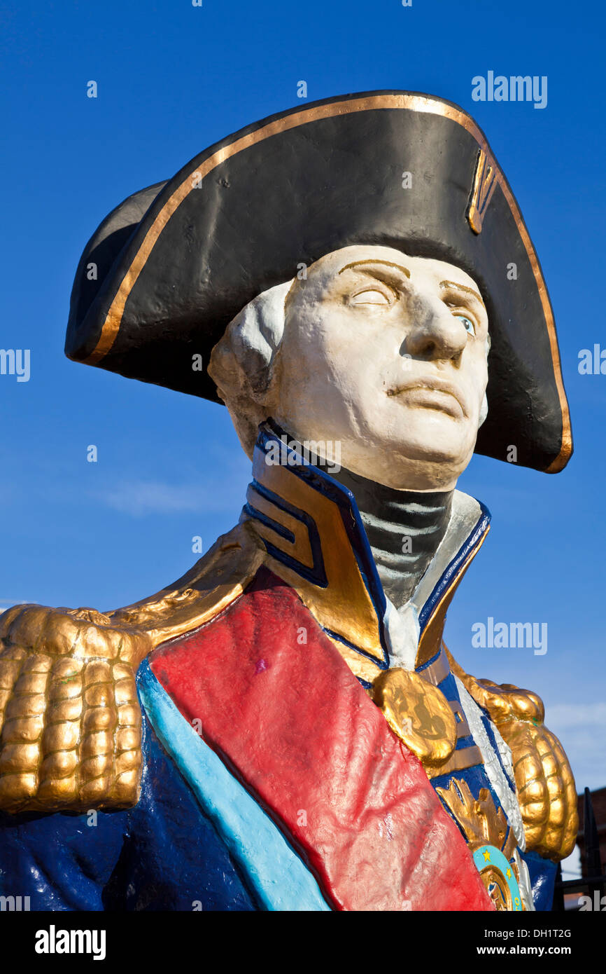 Mascarón busto del almirante Lord Horatio Nelson en el Astillero histórico de Portsmouth Hampshire Inglaterra GB Europa UE Foto de stock