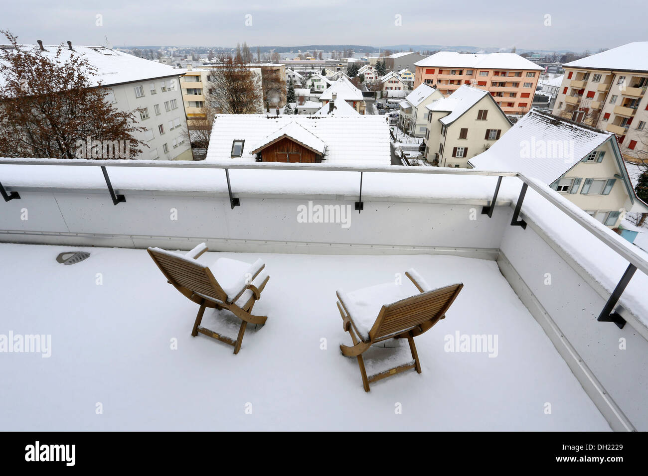 Dos sillas cubiertas de nieve en una terraza, Kreuzlingen, Cantón de Turgovia, Suiza Foto de stock