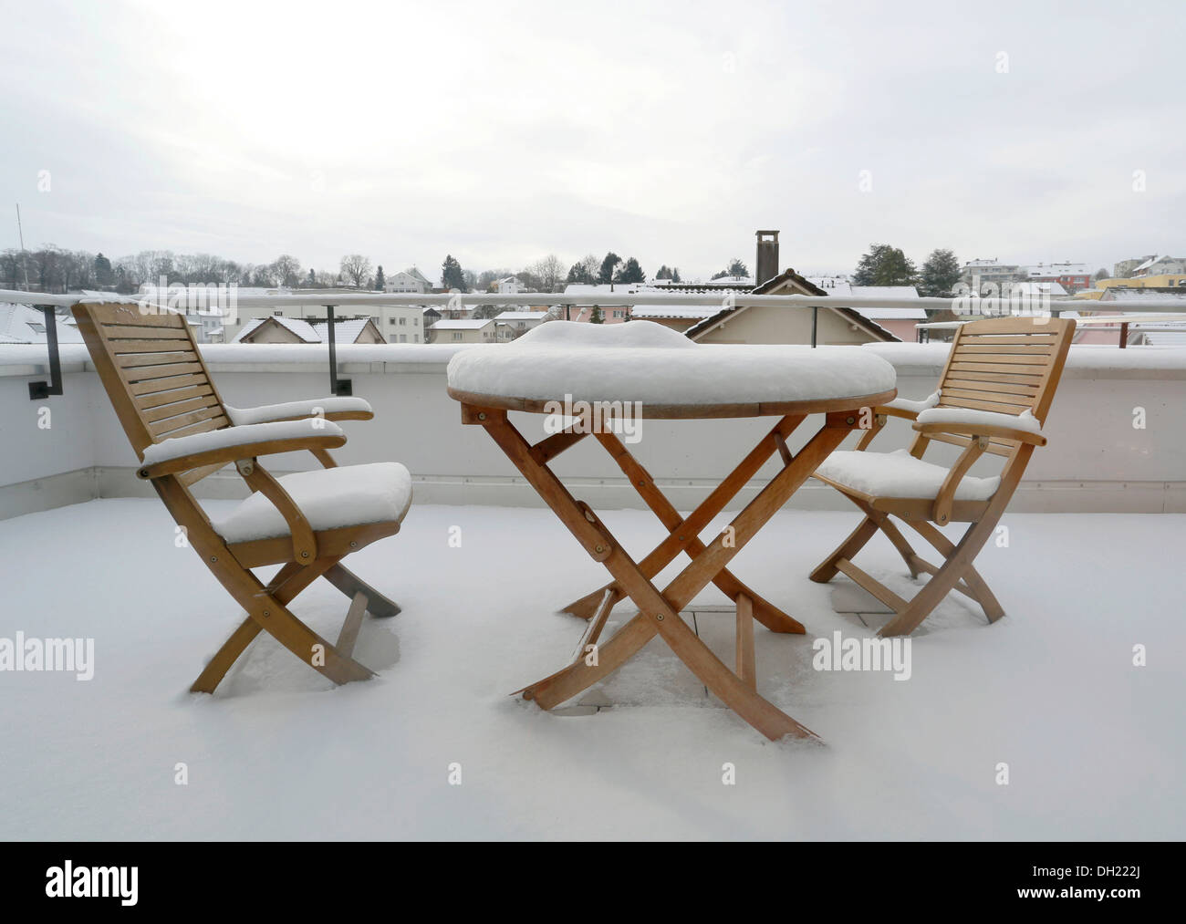 Cubiertas de nieve, dos sillas y una mesa cubierto de nieve en una terraza, Kreuzlingen, Cantón de Turgovia, Suiza Foto de stock