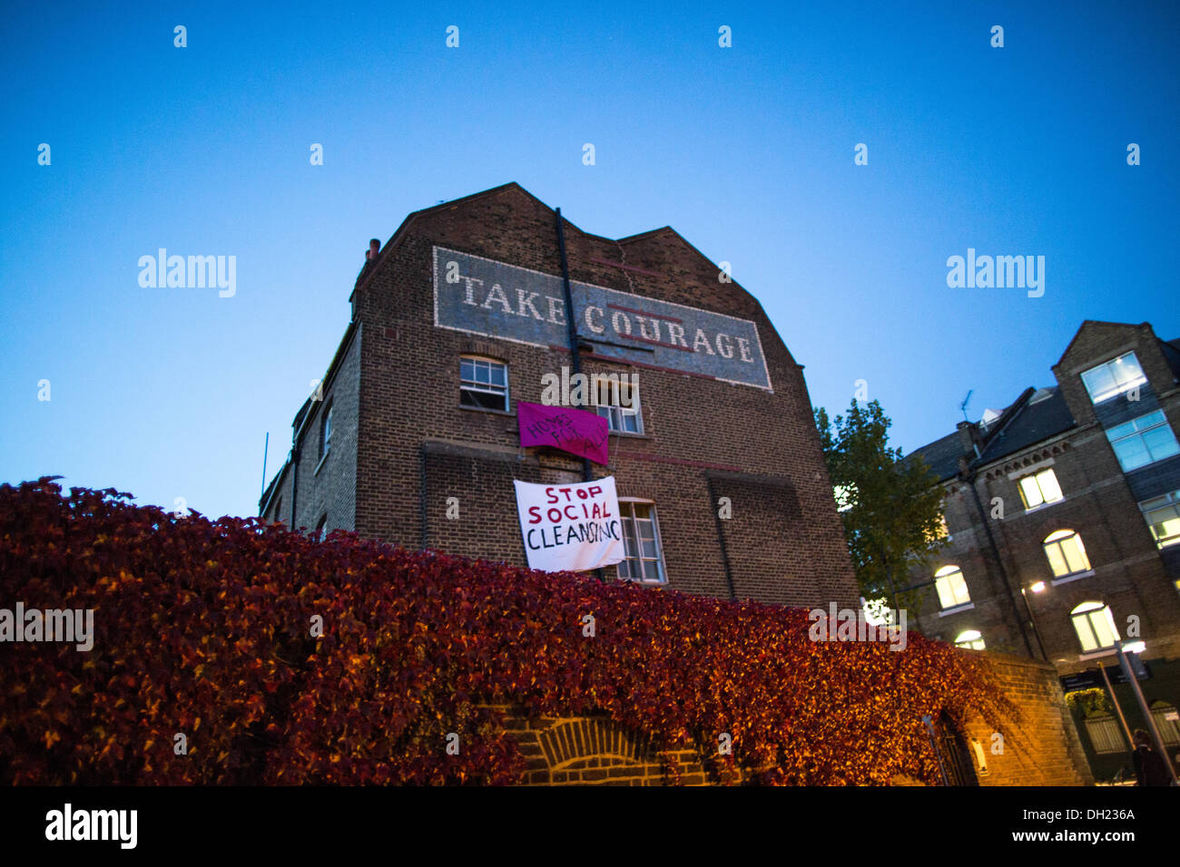 Protesta banderas cuelgan de la casa ocupada en Park Street, SE1. El edificio fue vendido por Southwark Council por £2,96 m Foto de stock