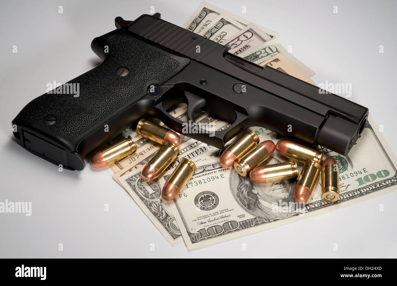 Pistola y dinero Foto de stock