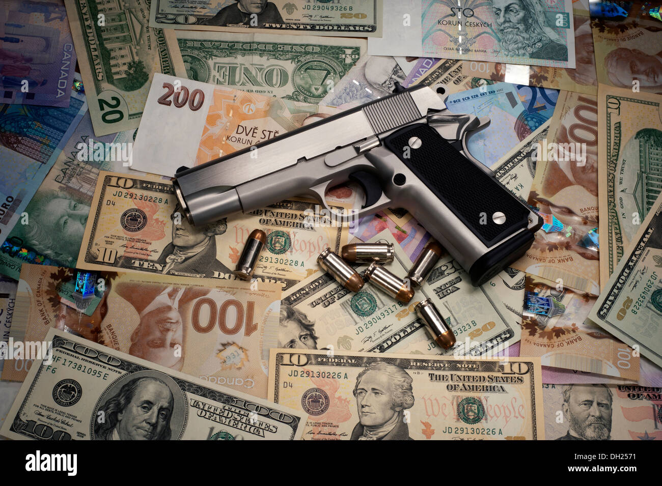 - Pistola pistola y dinero. Foto de stock