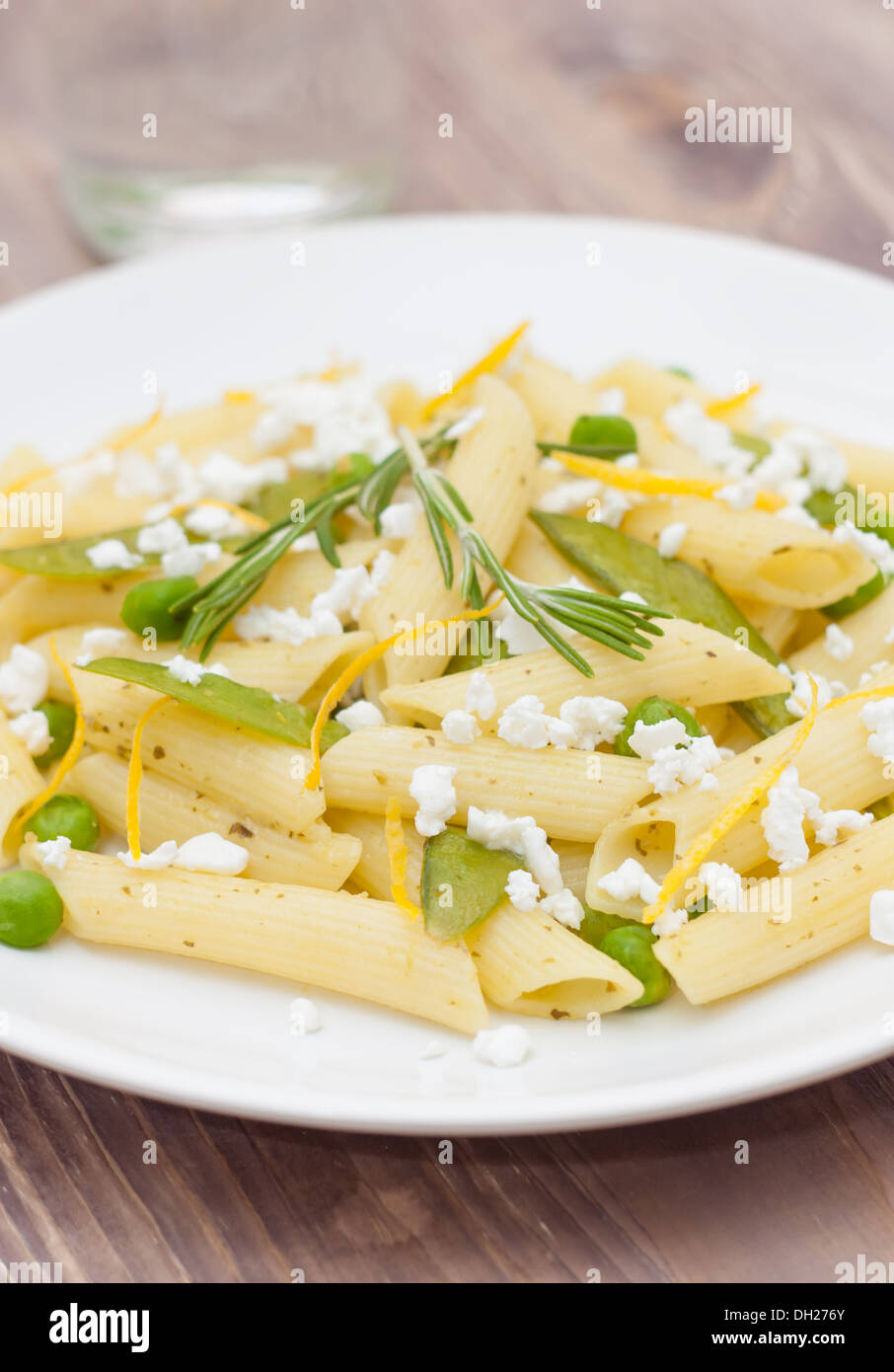 Deliciosa pasta vegetariana con guisantes y queso feta. Foto de stock