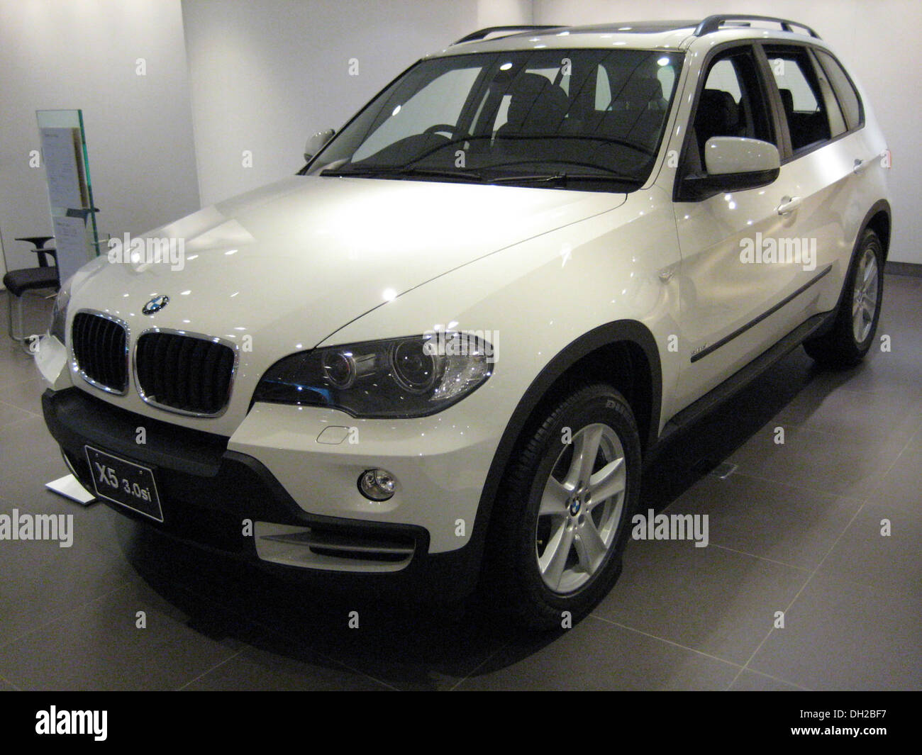 Moscú, Rusia - AUG 2012: BMW X5 E70 presenta como estreno mundial