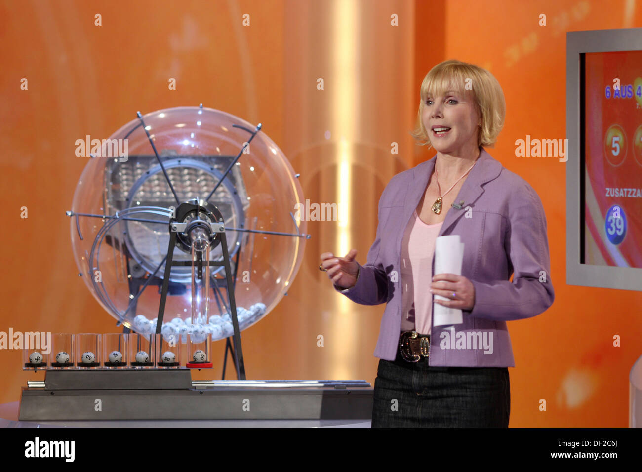 Presentador Lotto Heike Maurer moderar el sorteo de la lotería en el estudio de televisión, ZDF Mainz Foto de stock