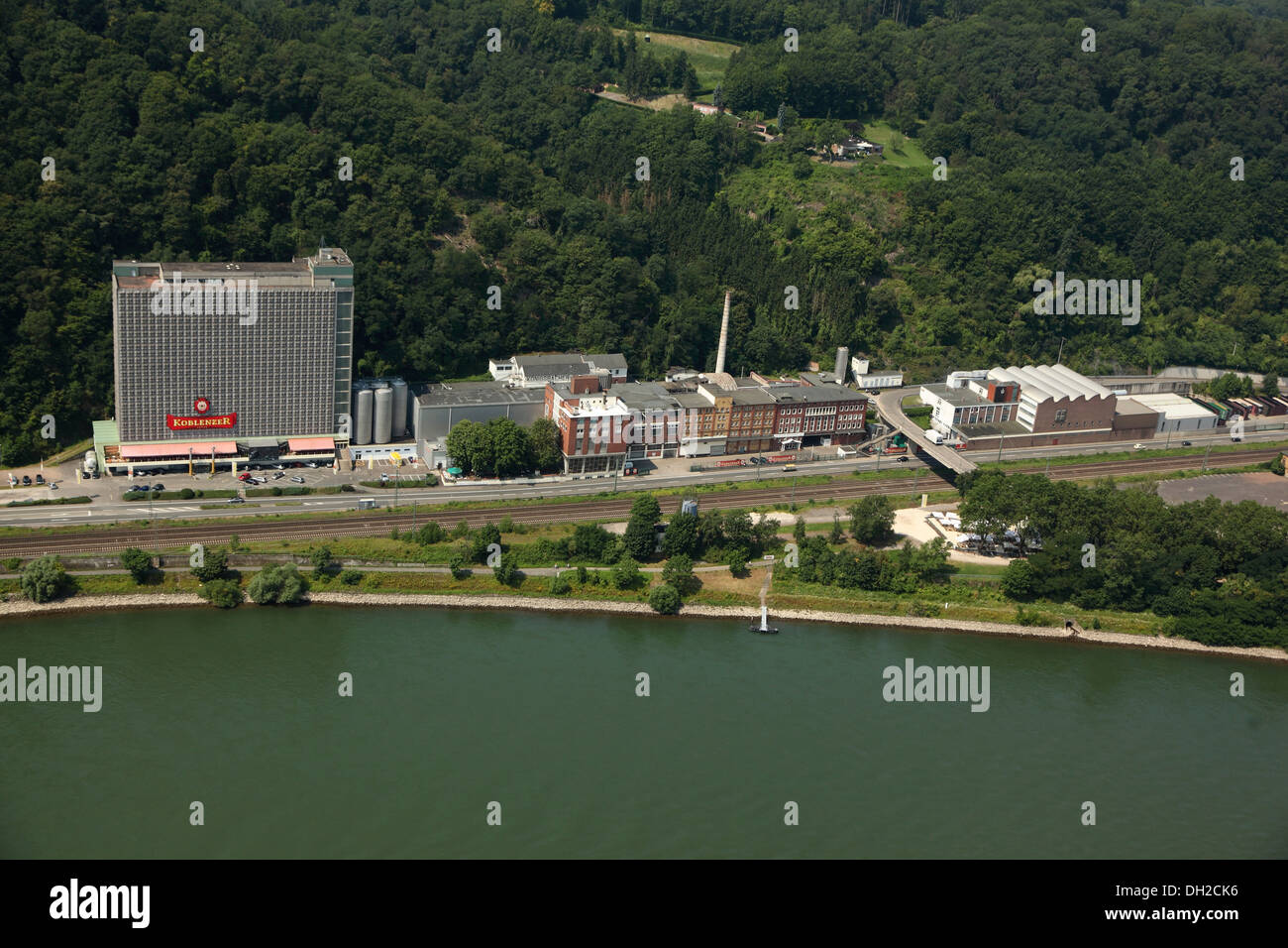 Vista aérea, Koblenz, antiguamente Koenigsbacher Cervecería Cervecería, en el Rin, Koblenz, Renania-Palatinado Foto de stock