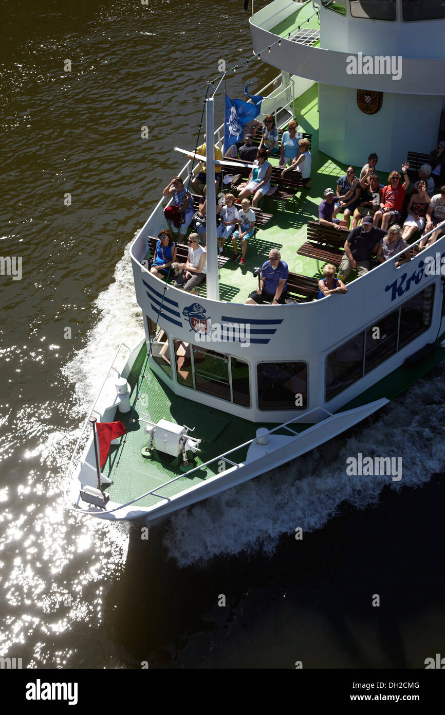 Excursión en barco por el río Mosela, en Bernkastel-Kues, Renania-Palatinado Foto de stock