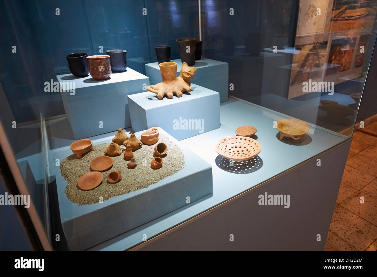 Artefactos en el Museo Arqueológico de Ancash, Huaraz, Perú. Foto de stock