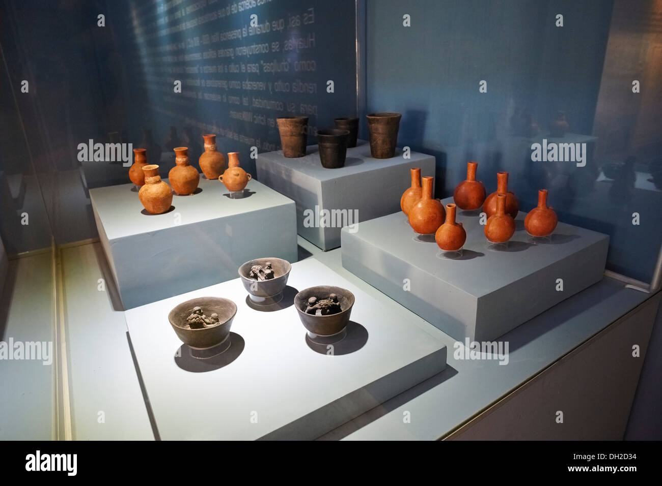 Artefactos en el Museo Arqueológico de Ancash, Huaraz, Perú. Foto de stock