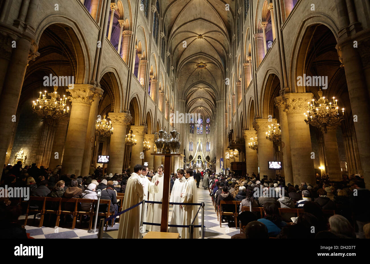 Interior de la catedral de Notre-Dame, París, Francia Foto de stock