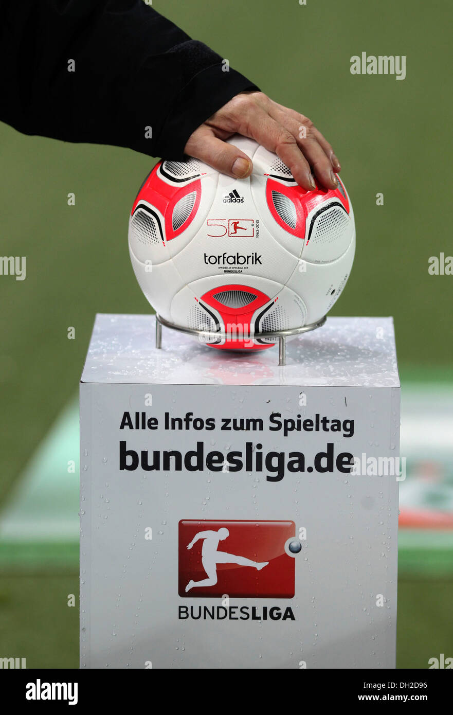 Bola para el partido muestra antes del inicio del partido entre el FC Kaiserslautern y Montes Metálicos Aue, el Fritz-Walter-Stadion Foto de stock