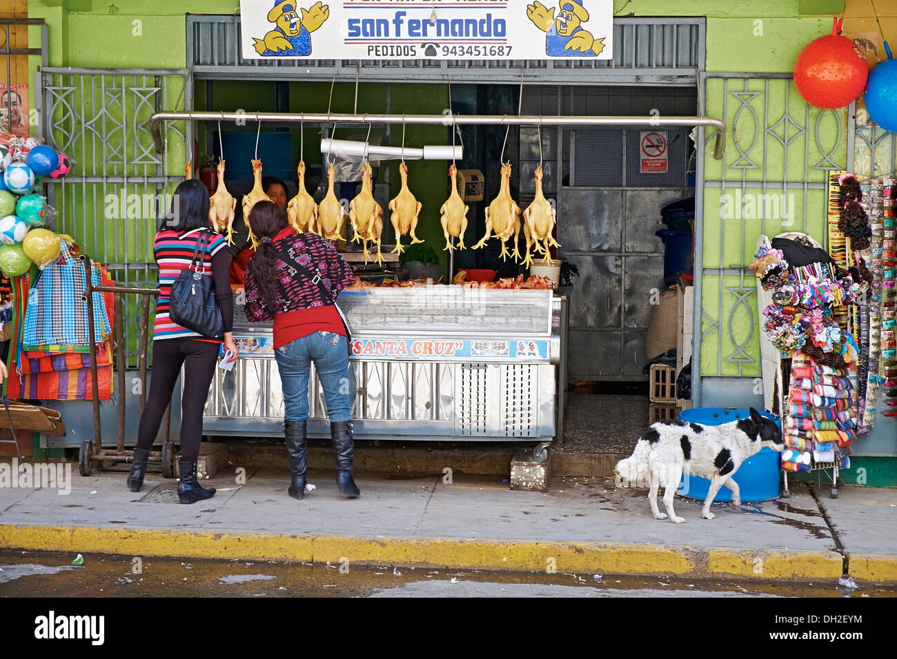 Las aves de corral y carne, comerciante de la calle Huaraz en el Perú, en América del Sur. Foto de stock