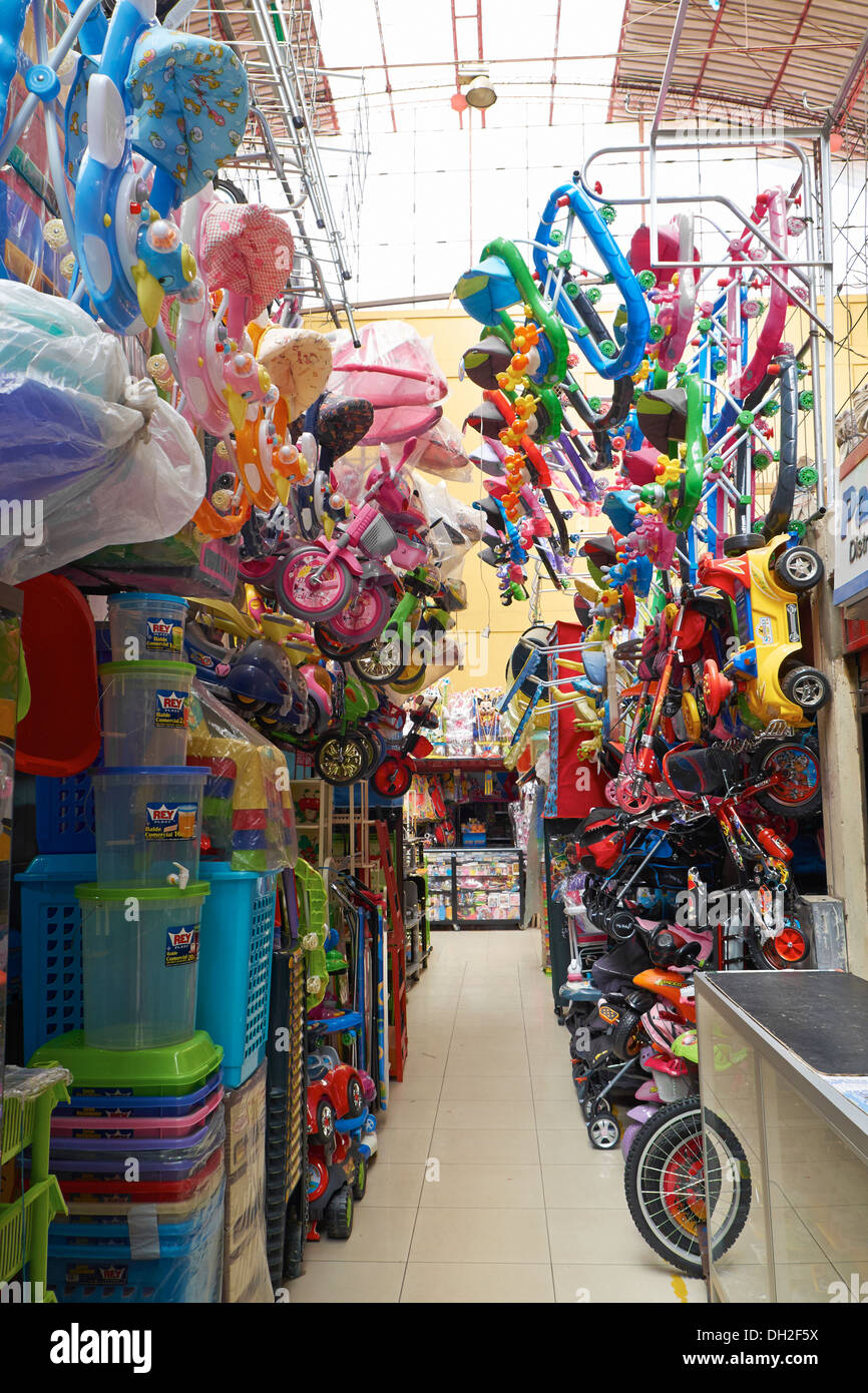 Tienda de juguetes para niños en un mercado interior en Huaraz, Perú,  América del Sur Fotografía de stock - Alamy