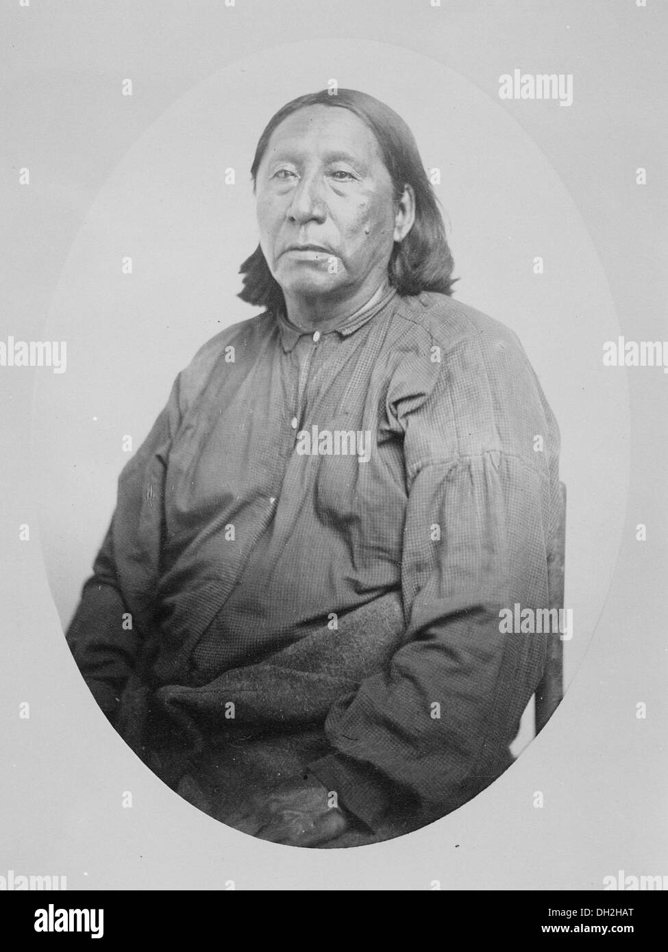 Hosa poco Raven (Cuervo, el joven), Jefe de los Arapaho, tres cuartos de longitud, sentado, 1868 - 1874 518894 Foto de stock