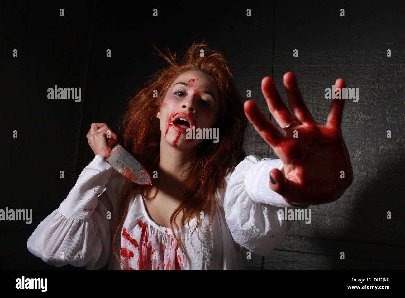 Mujer en situación de horror con sangrientos Face Foto de stock