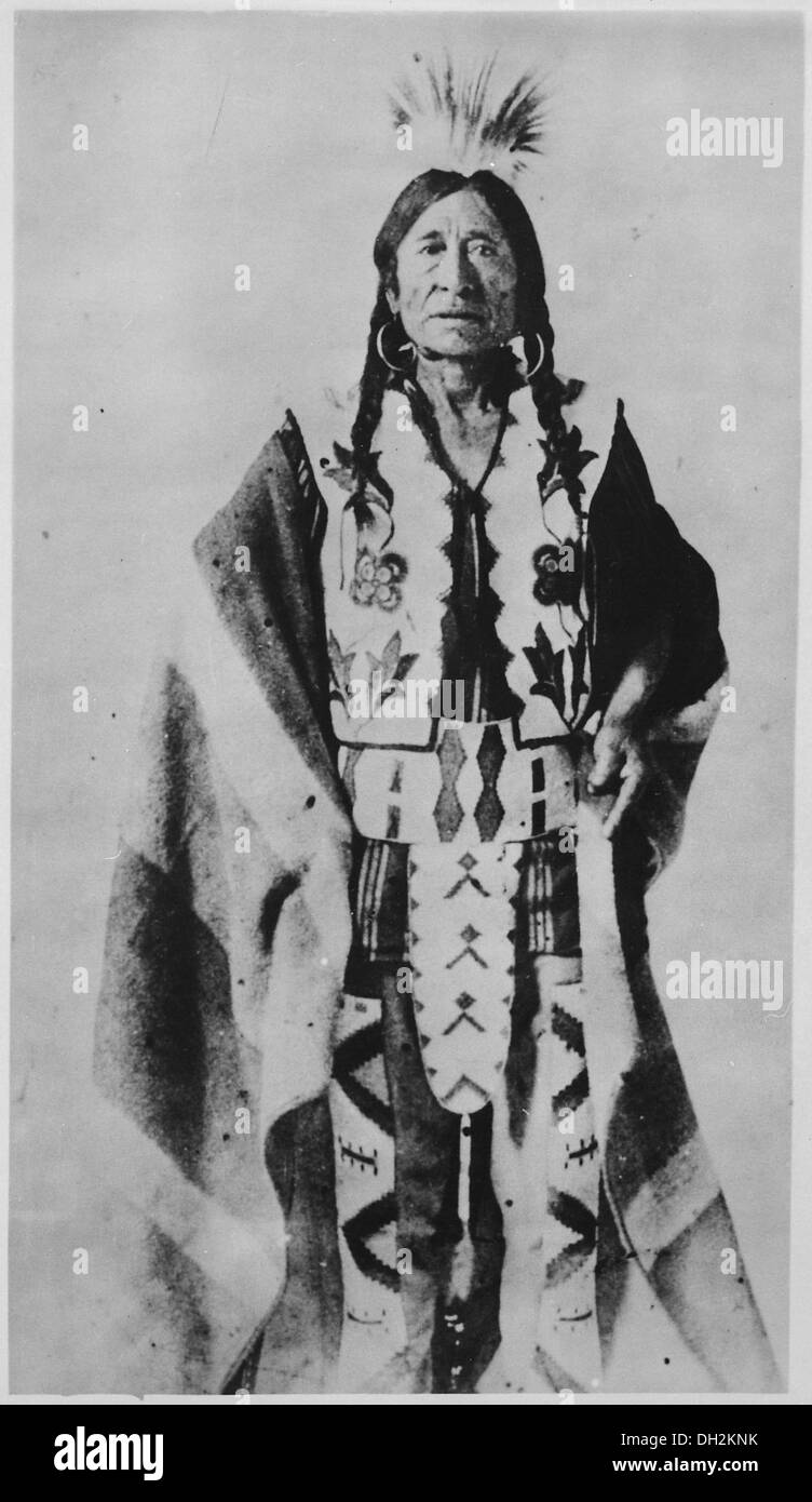 Rocky Boy (niño de piedra), Chippewa jefe, tres cuartos de longitud, de pie, vestido con traje adornado 519181 Foto de stock