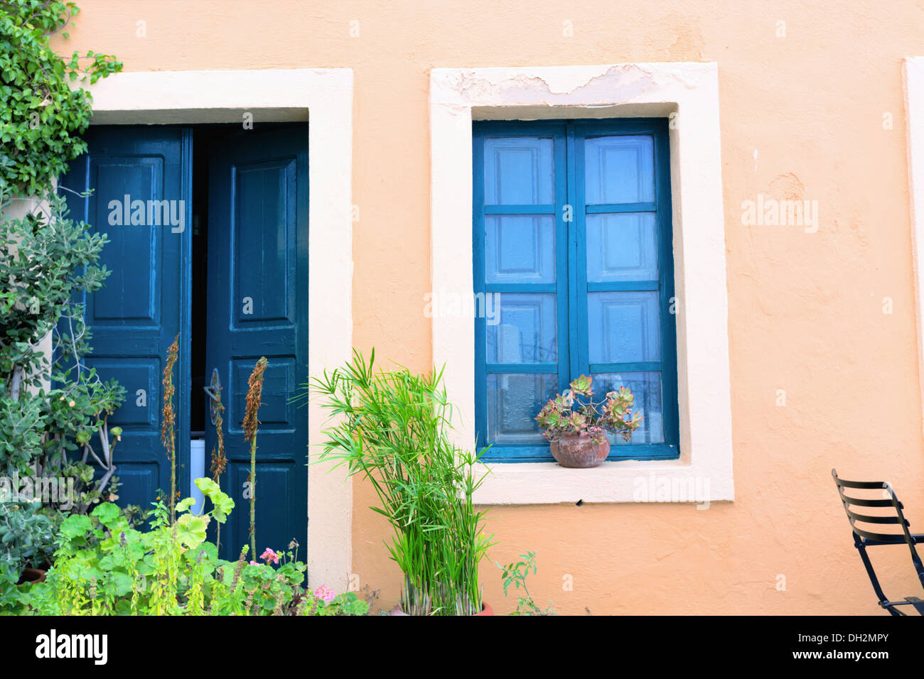 Fachada de la casa con plantas Santorini Grecia Foto de stock