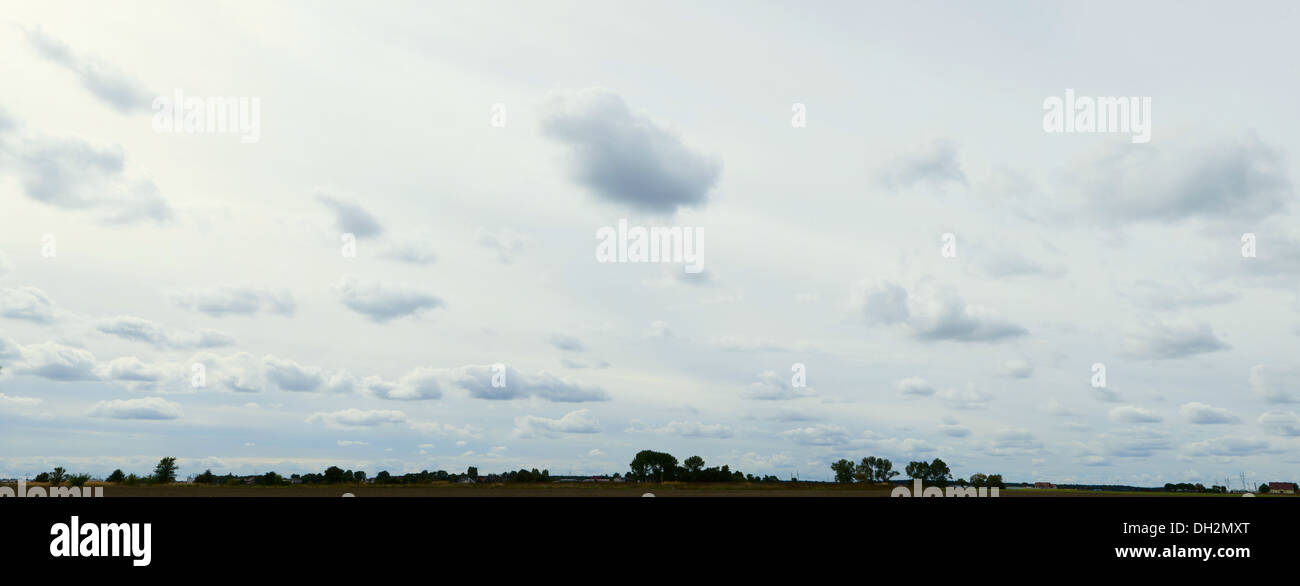 Las nubes en el cielo o el paisaje panorámico con horizonte, Stormy weather Foto de stock