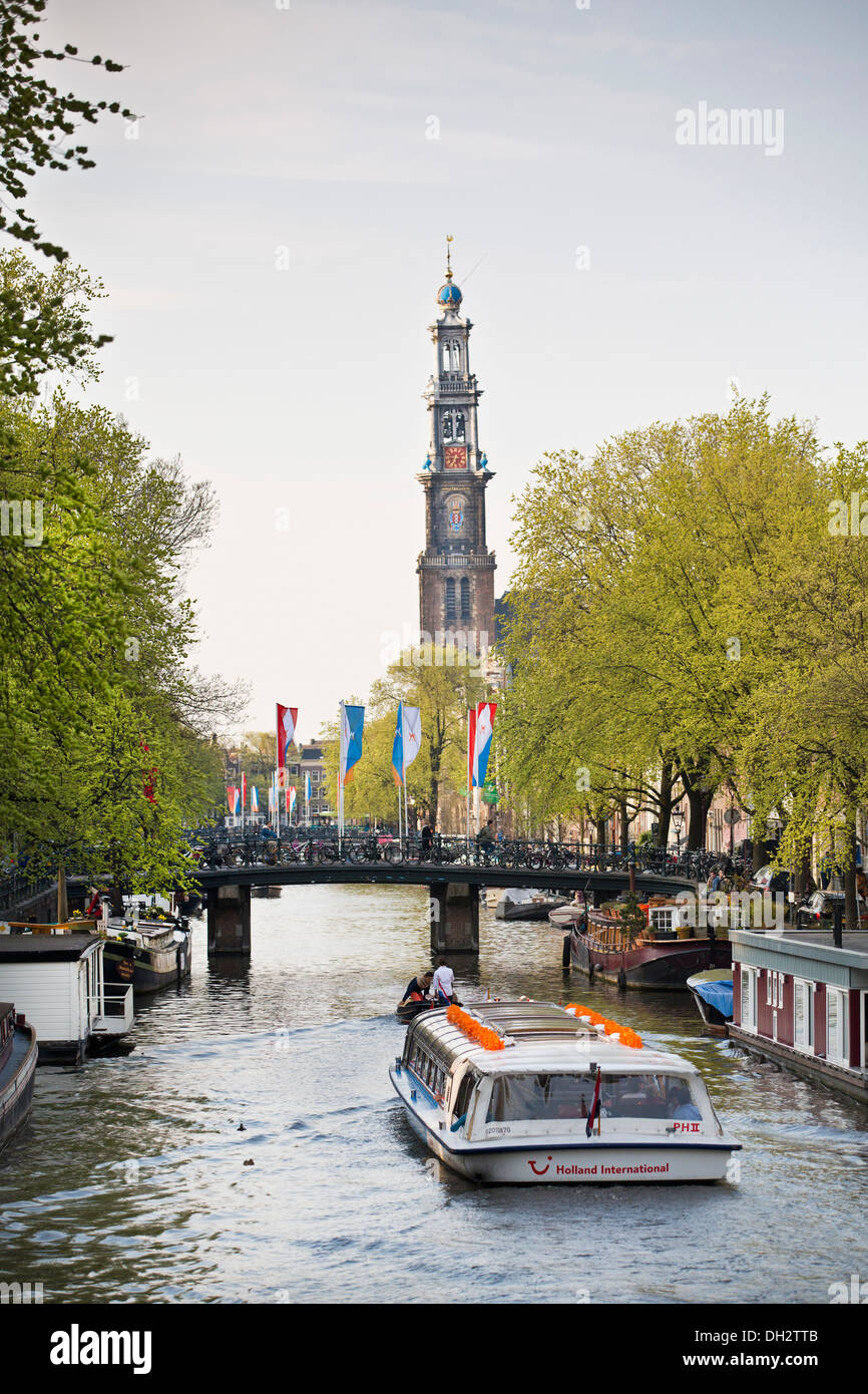 Países Bajos, Amsterdam, 30 de abril de 2013, la sucesión, el Rey Corronation Willem-Alexander. Decorado puente. Canal o barco. Foto de stock