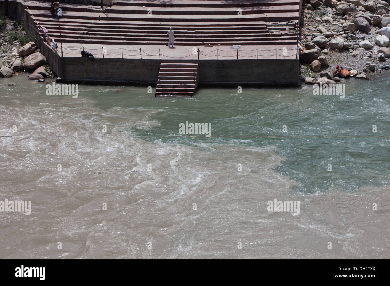 Confluencia de los ríos Alaknanda y Píndaro en Chamoli Uttarakhand India Asia Foto de stock