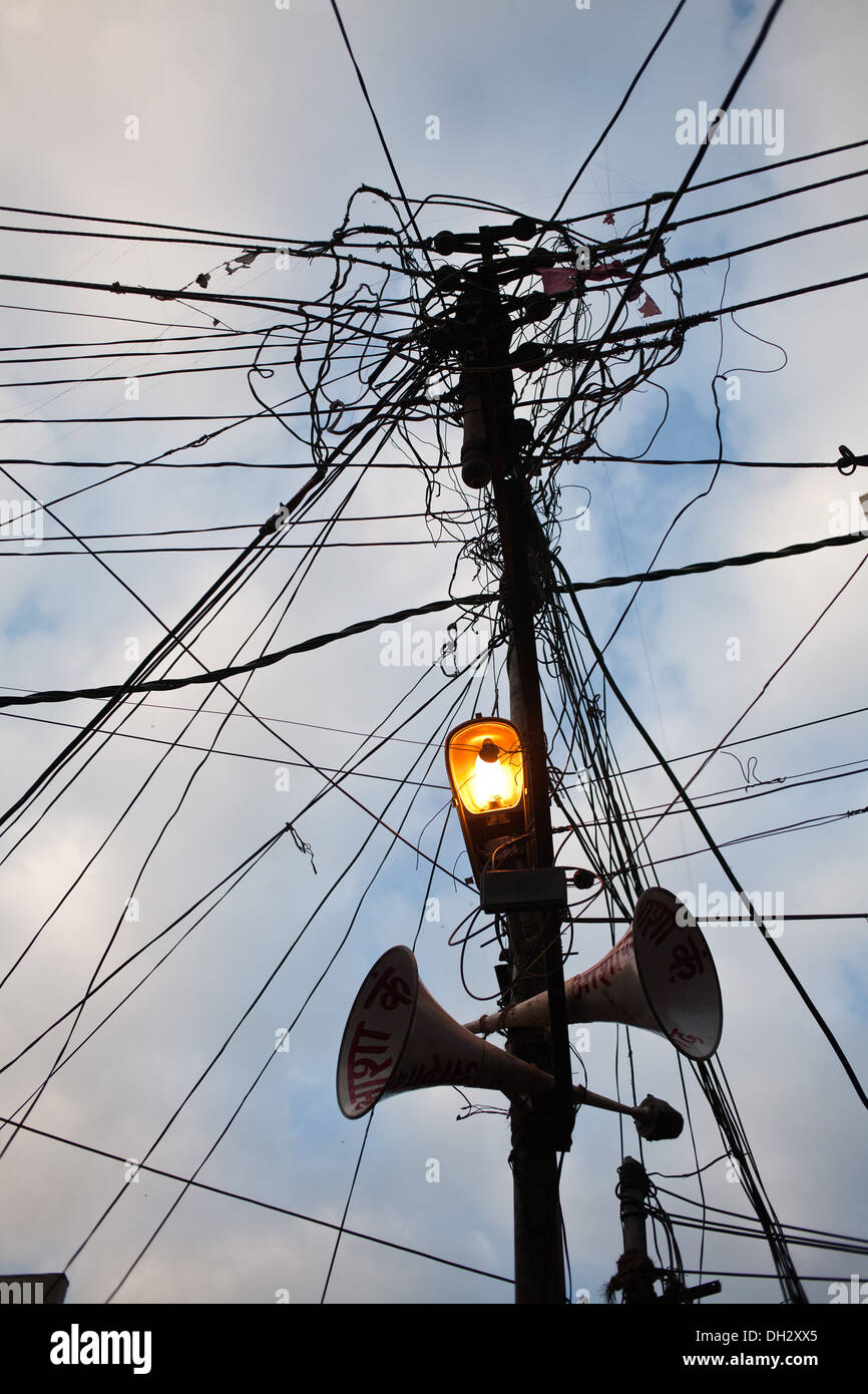 Cables electricos en postes de luz fotografías e imágenes de alta  resolución - Alamy