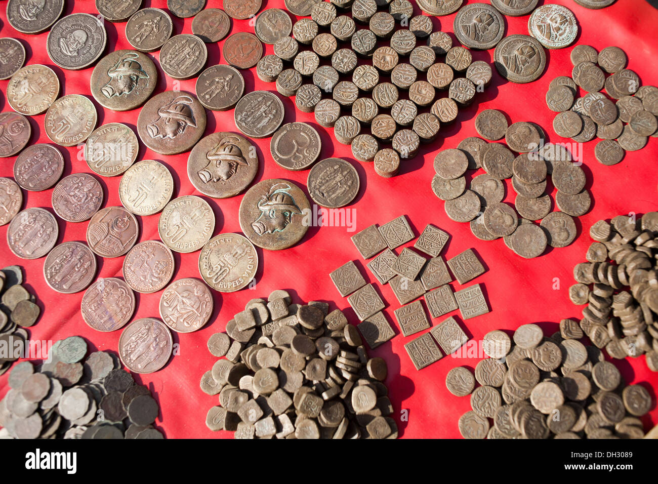 Antiguas monedas antiguas antiguas en venta en Rishikesh Uttarakhand India Asia Foto de stock