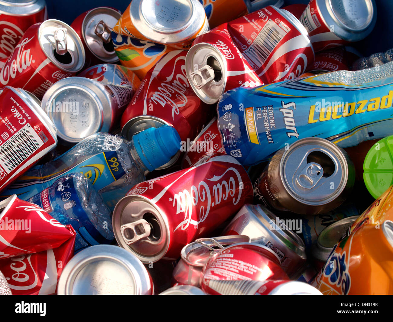 Reciclaje de latas de coca cola fotografías e imágenes de alta resolución -  Alamy