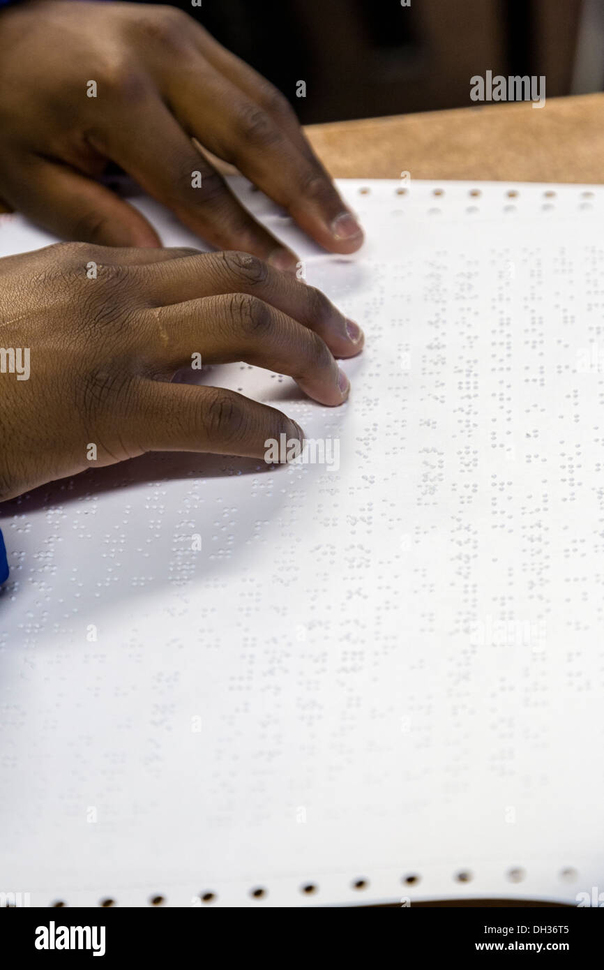 Sudáfrica, Cape Town. Estudiante Ciego leer Braille con sus dedos. Athlone Escuela para ciegos. Foto de stock