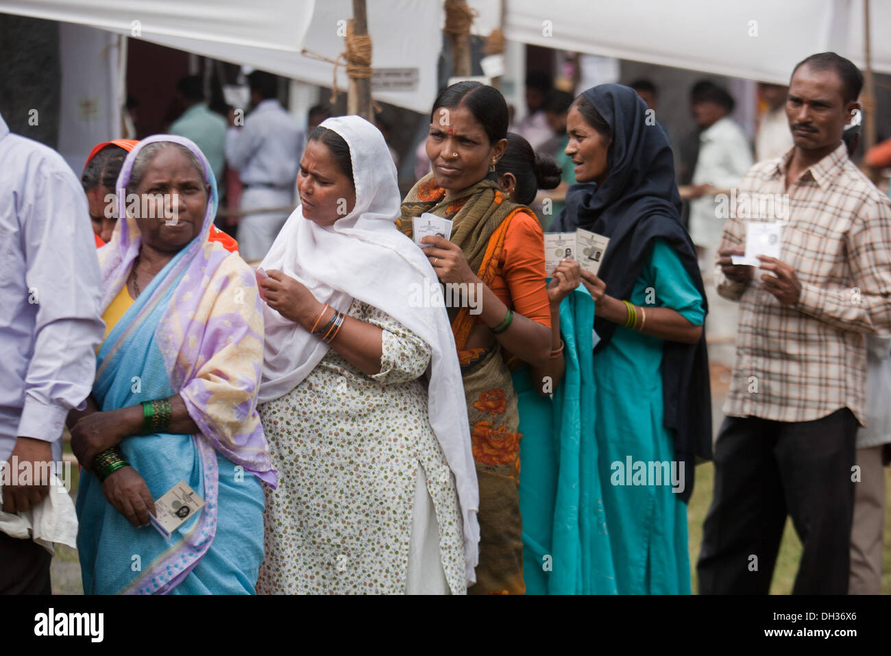 Hombres y mujeres indios esperando en cola para votar en las elecciones Bombay Mumbai Maharashtra India Asia India Elecciones India Línea de votación Foto de stock
